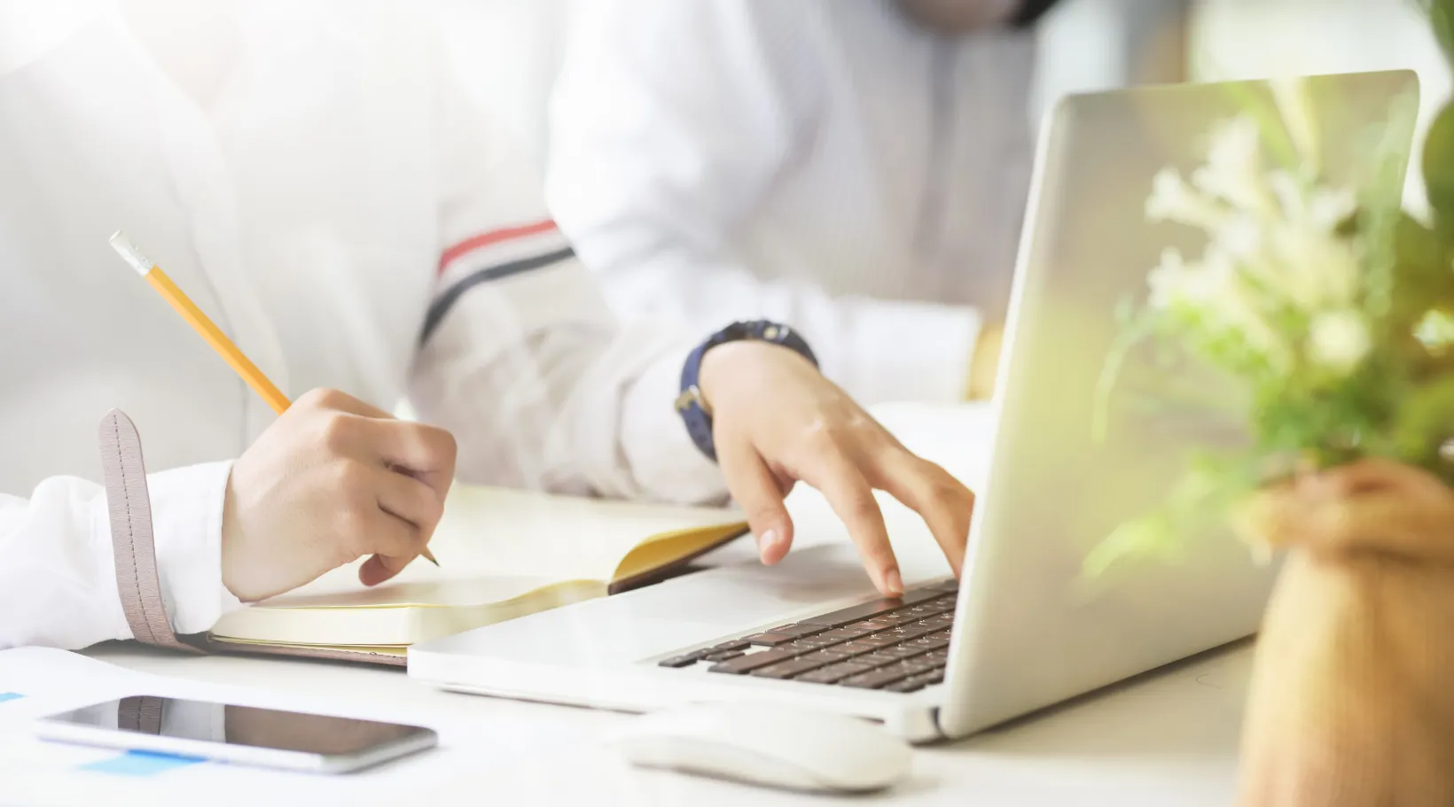 Professional focused on note-taking and online planning, ShiftCare.